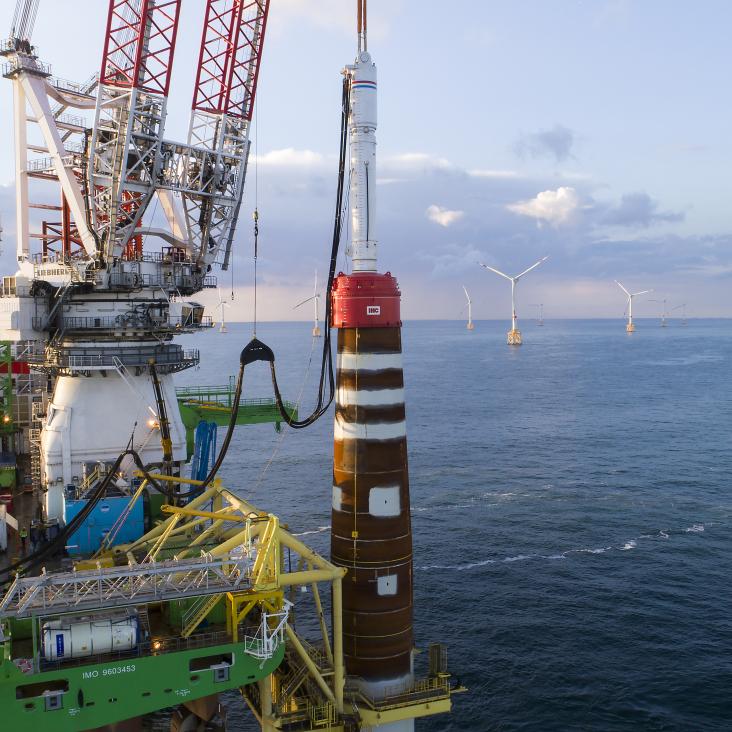 De eerste funderingen voor de turbines van het Rentel offshore windpark werden geïnstalleerd