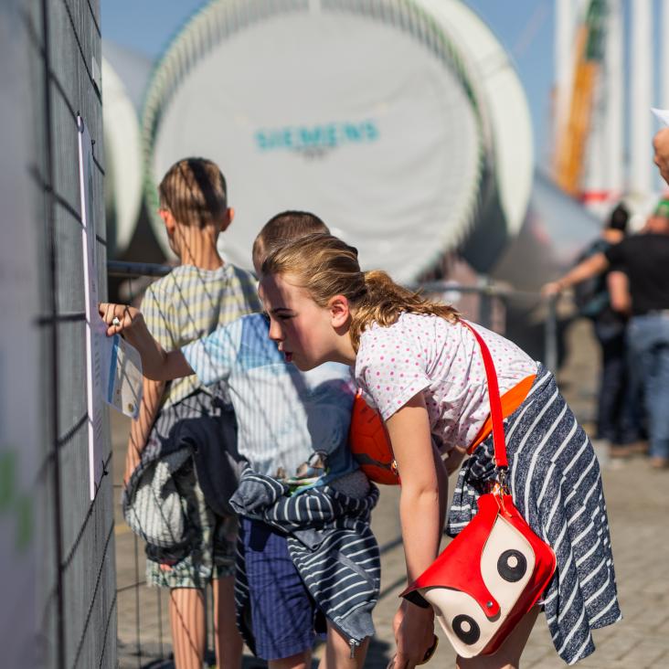 Wandelen tussen de Rentel windturbines in de haven van Oostende