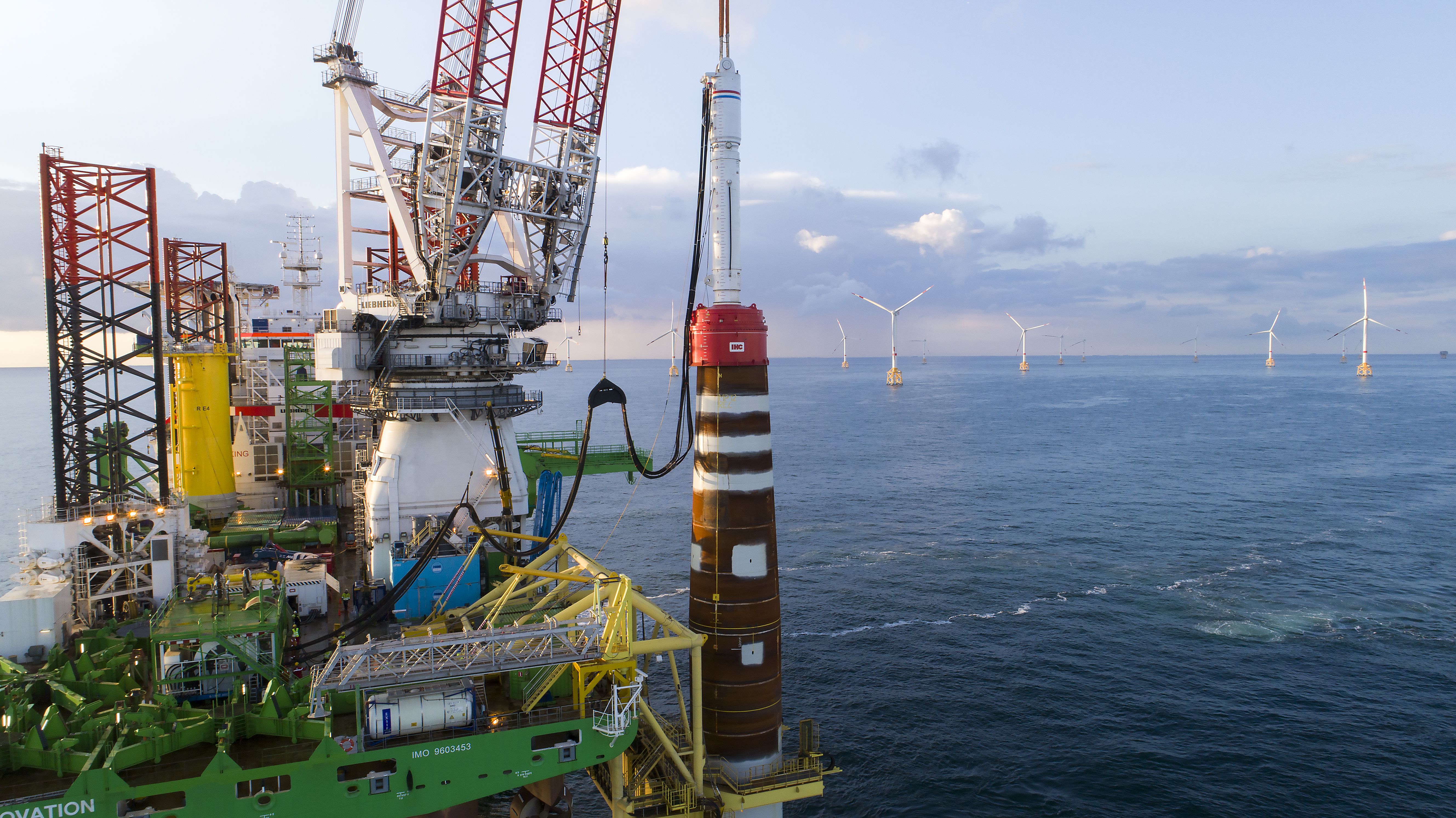 De eerste funderingen voor de turbines van het Rentel offshore windpark werden geïnstalleerd