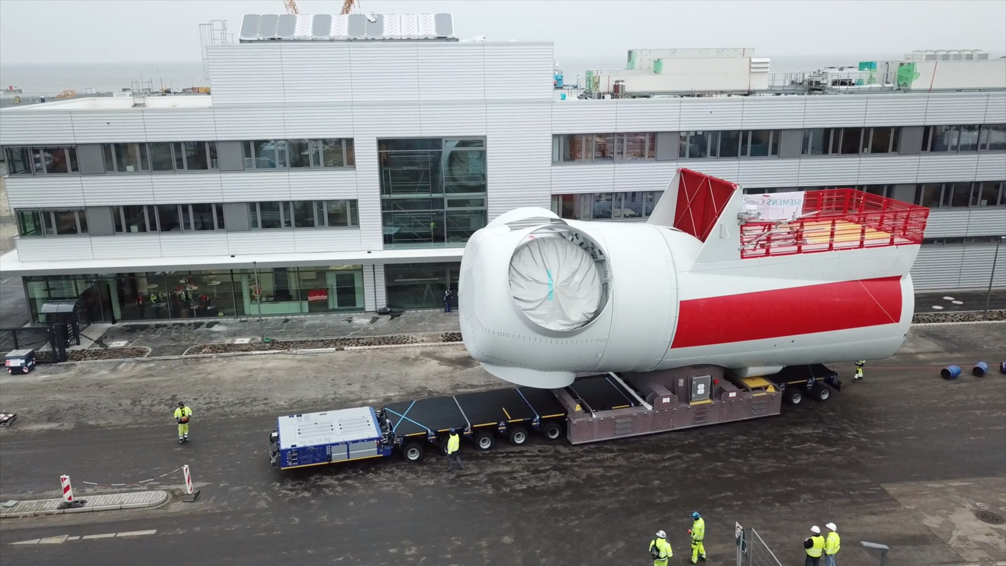 De eerste gondel voor het 309 MW Rentel Offshore Windmolenpark verlaat de fabriek