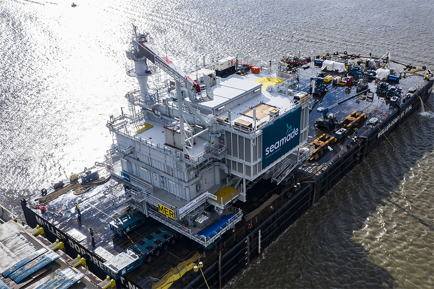 Eerste van twee offshore substations voor SeaMade onderweg naar de Belgische Noordzee