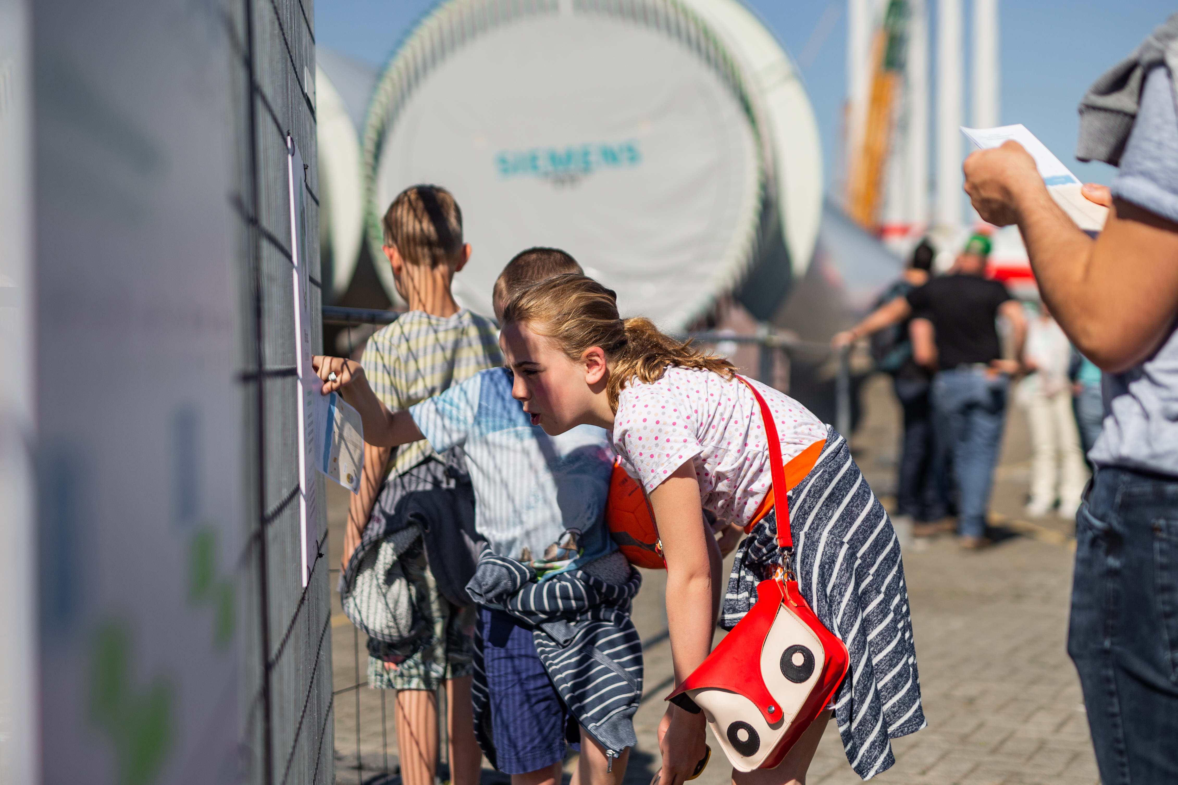 Wandelen tussen de Rentel windturbines in de haven van Oostende