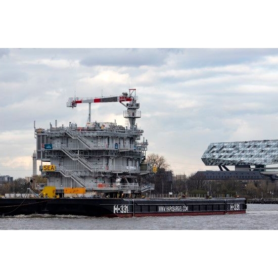 Eerste van twee offshore substations voor SeaMade onderweg naar de Belgische Noordzee